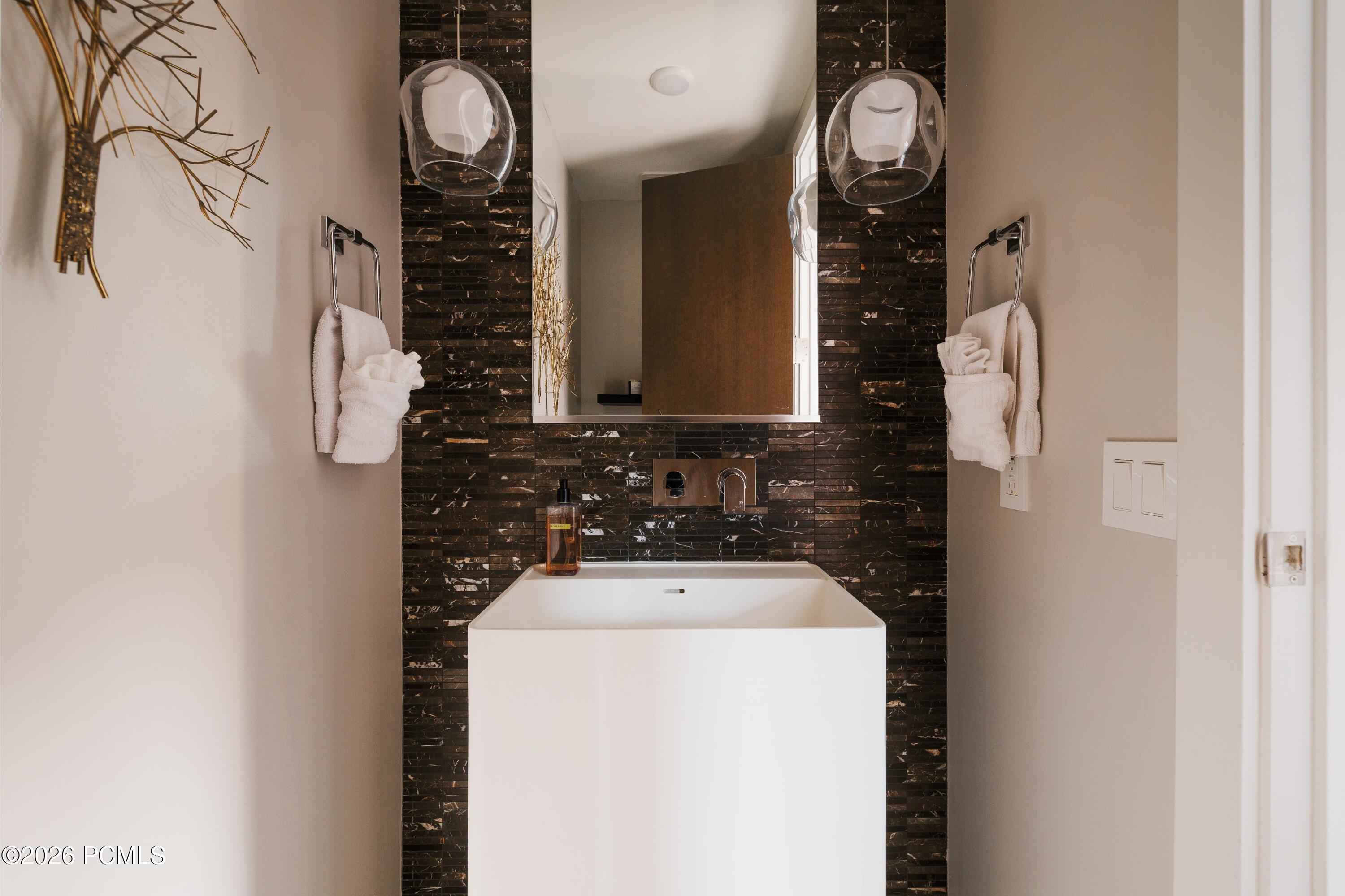 2752 W High Mountain Road 2001