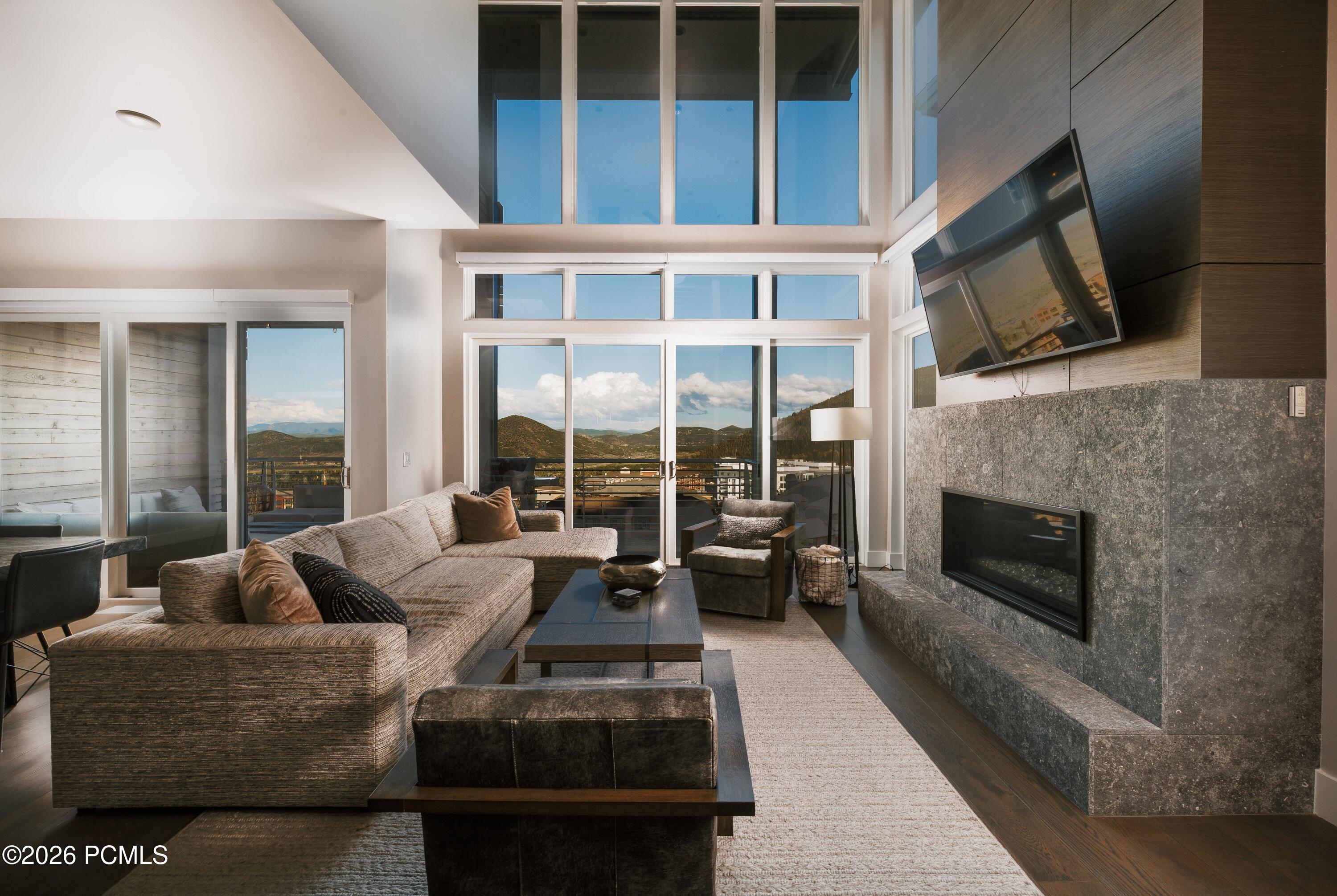 2752 W High Mountain Road 2001