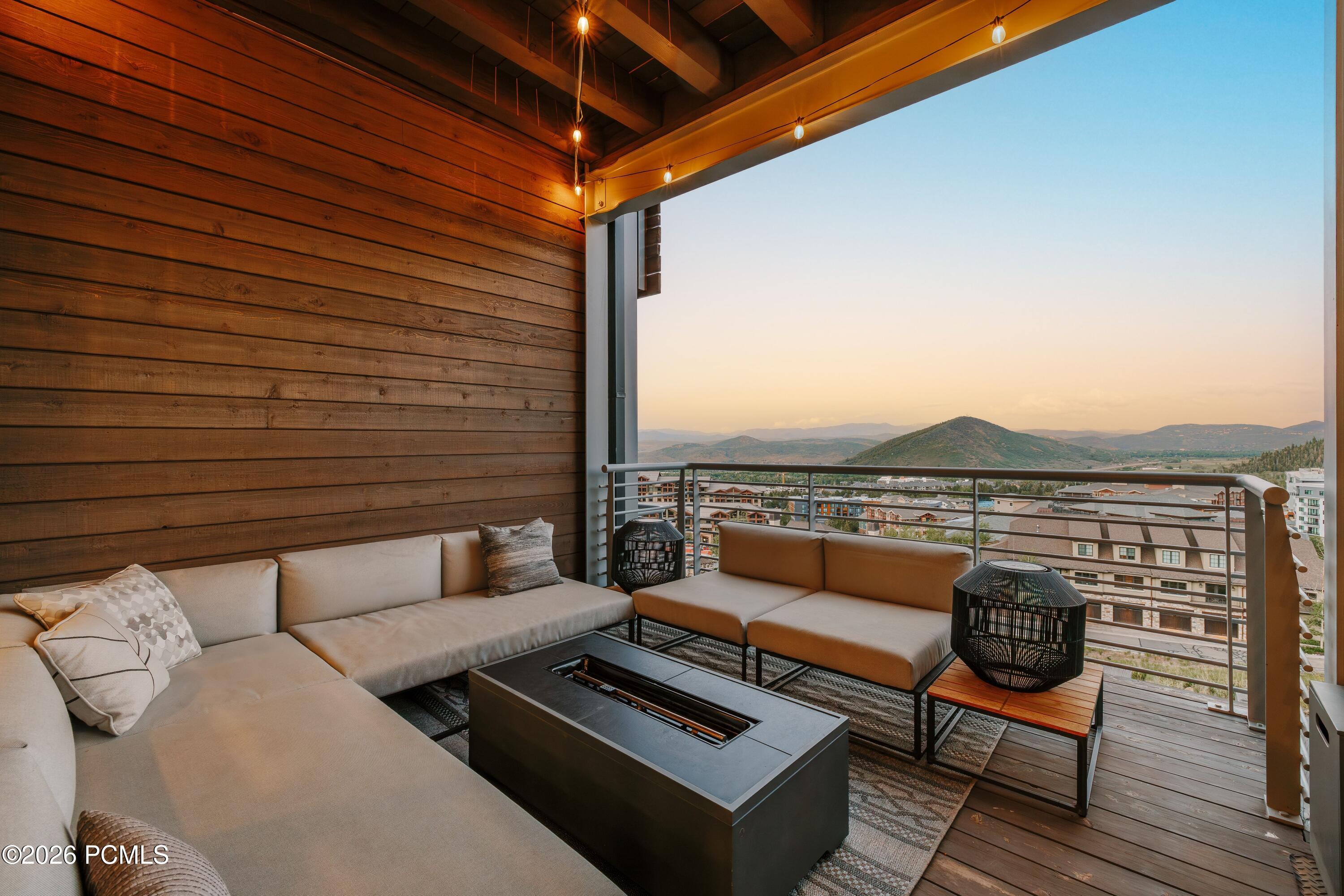 2752 W High Mountain Road 2001