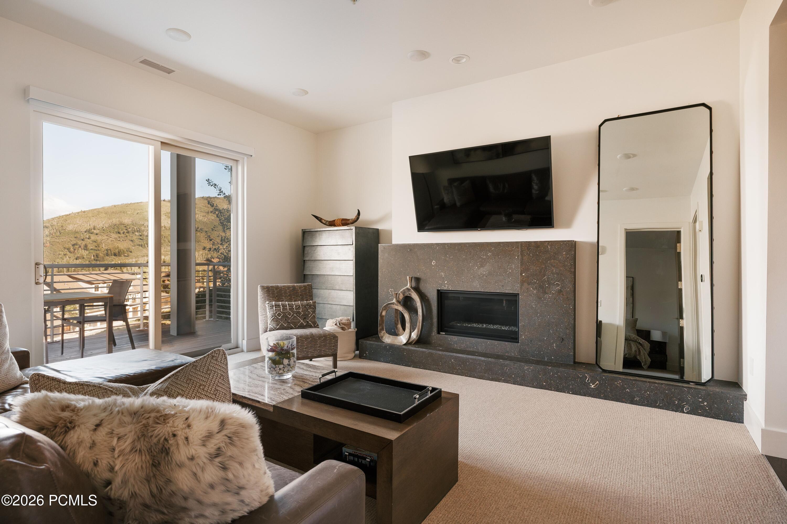 2752 W High Mountain Road 2001