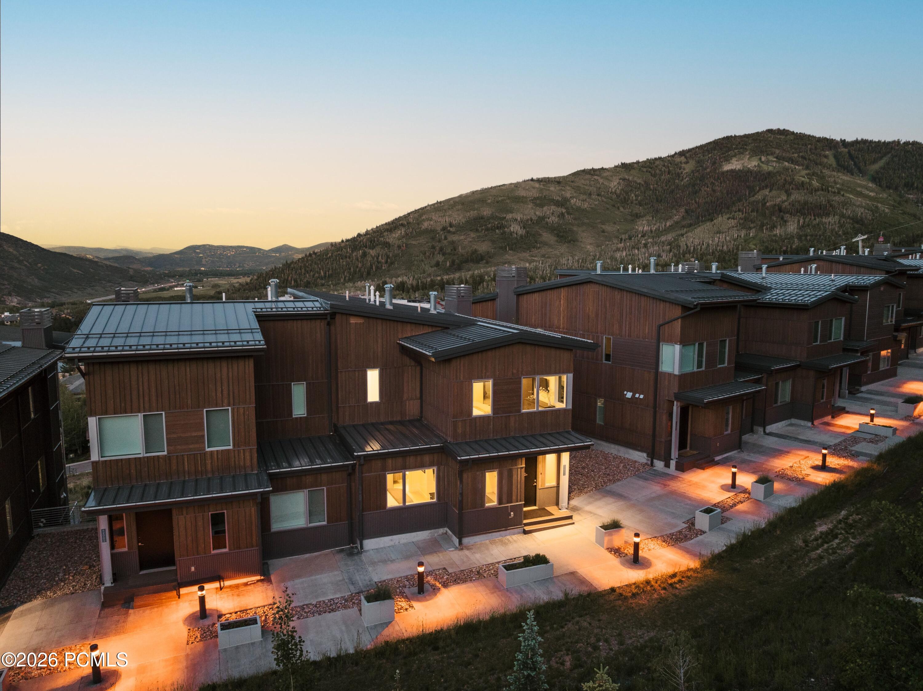 2752 W High Mountain Road 2001
