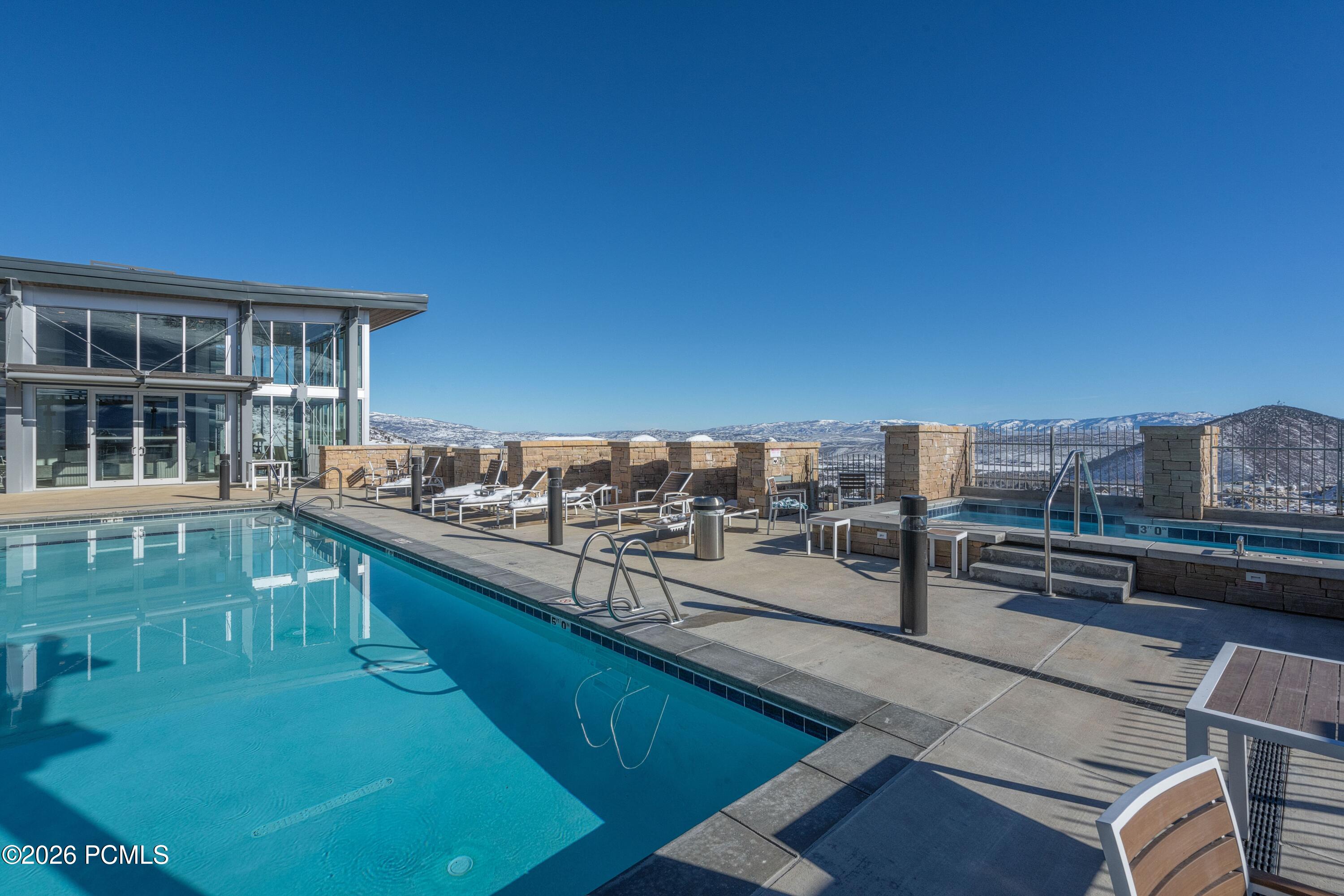 2752 W High Mountain Road 2001