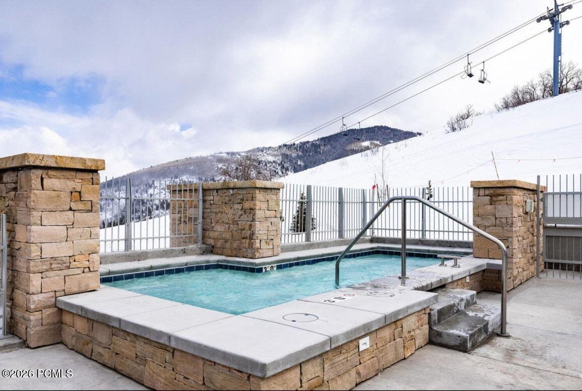2752 W High Mountain Road 2001