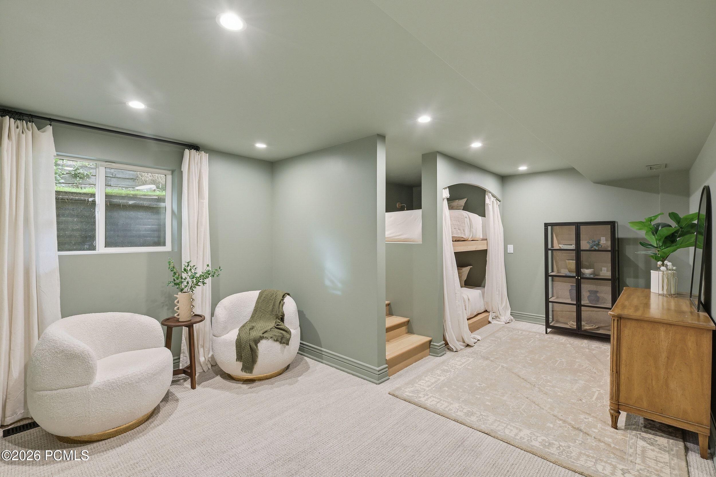 2651 E Hiawatha