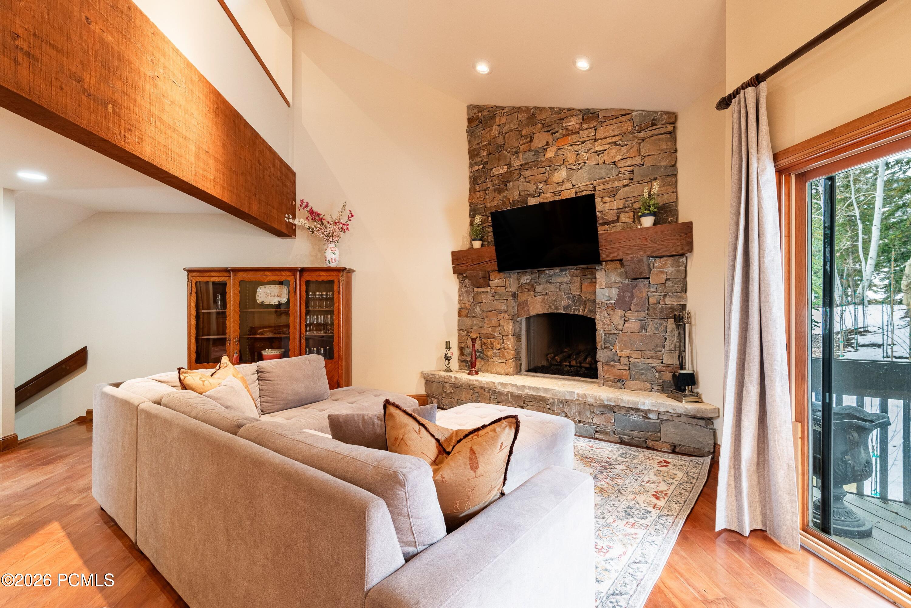 1525 Lakeside