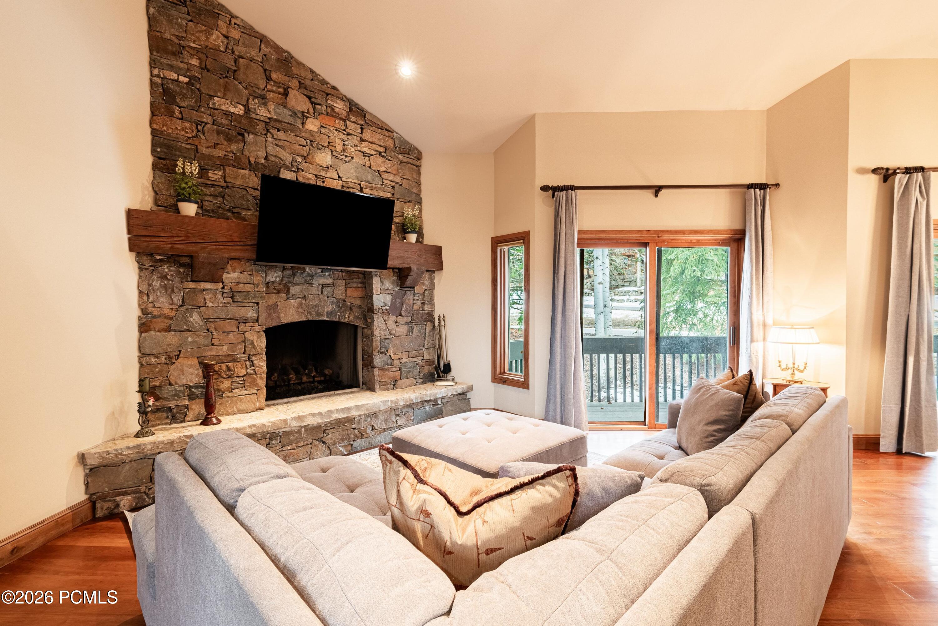 1525 Lakeside