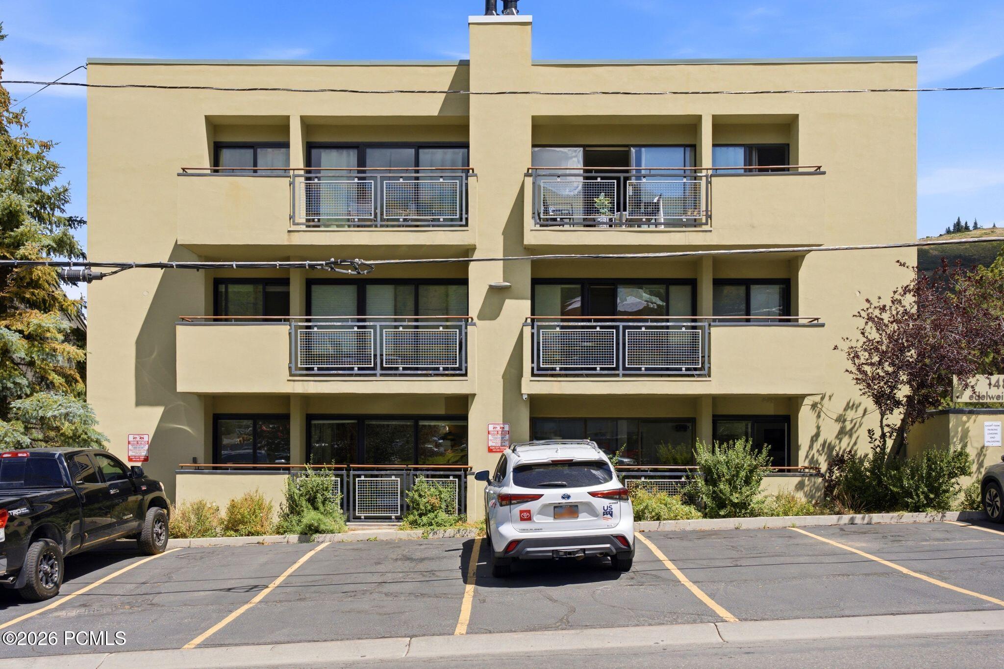 1482 Empire Avenue 200