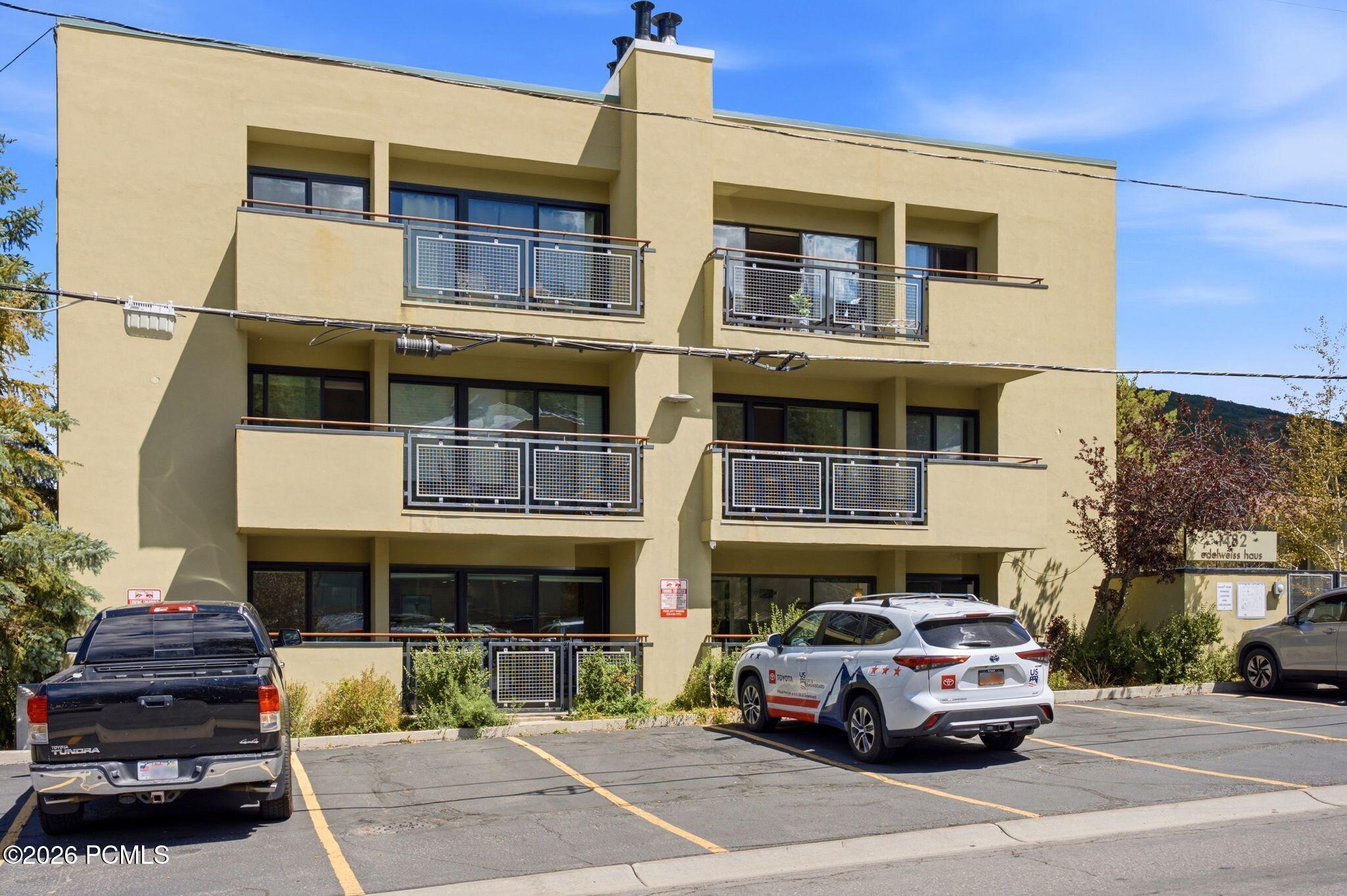 1482 Empire Avenue 200