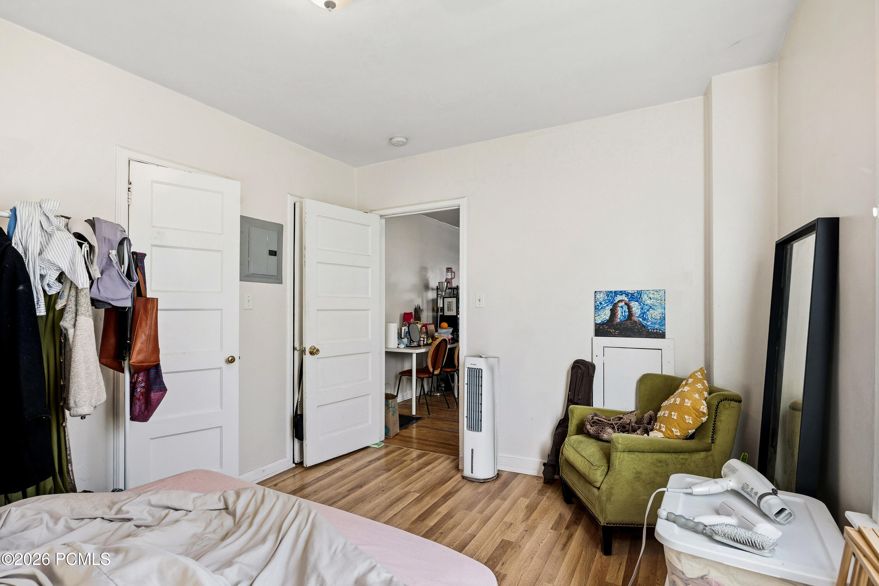 1169 E 200 South