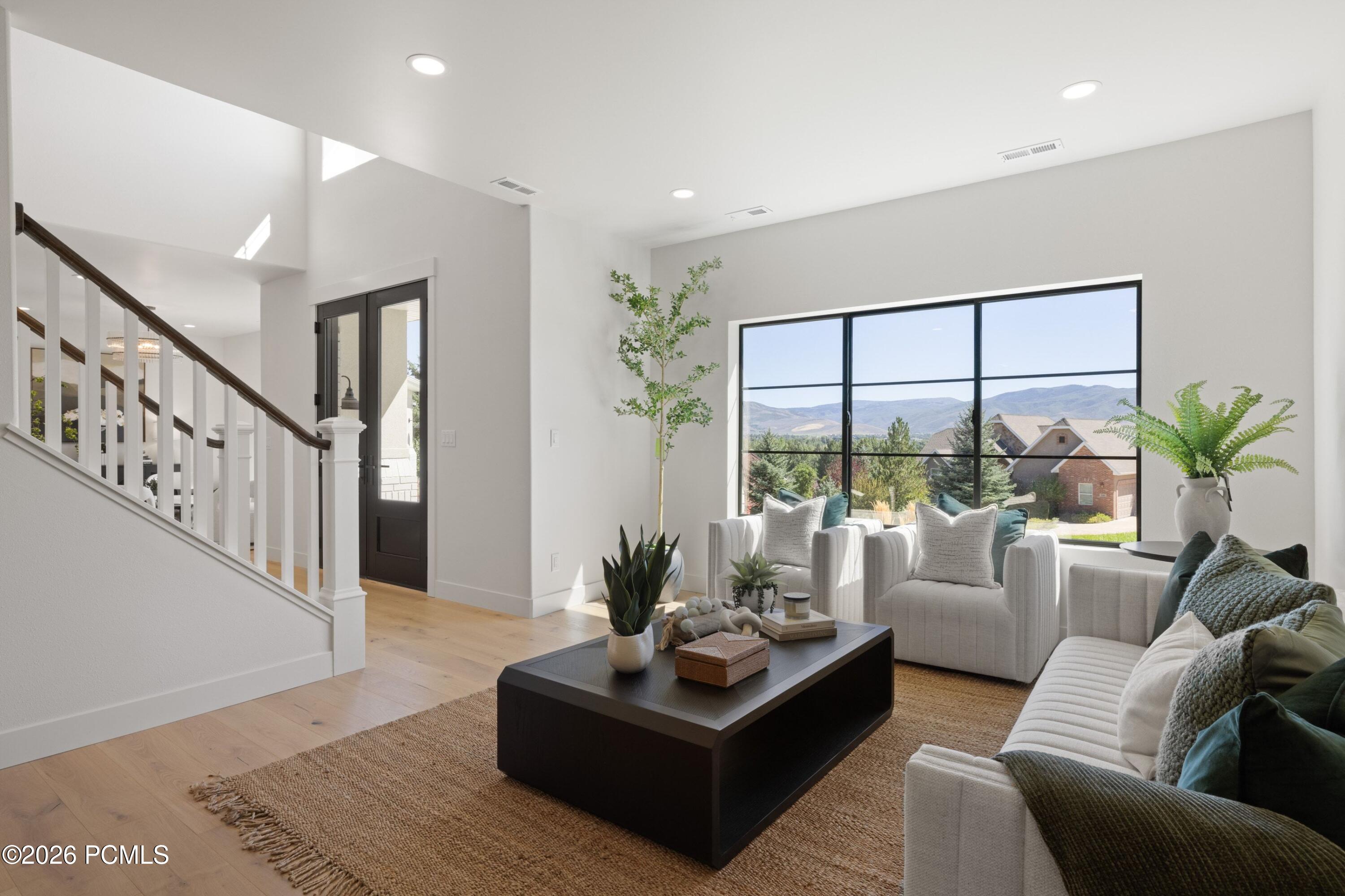 531 E Valley Drive