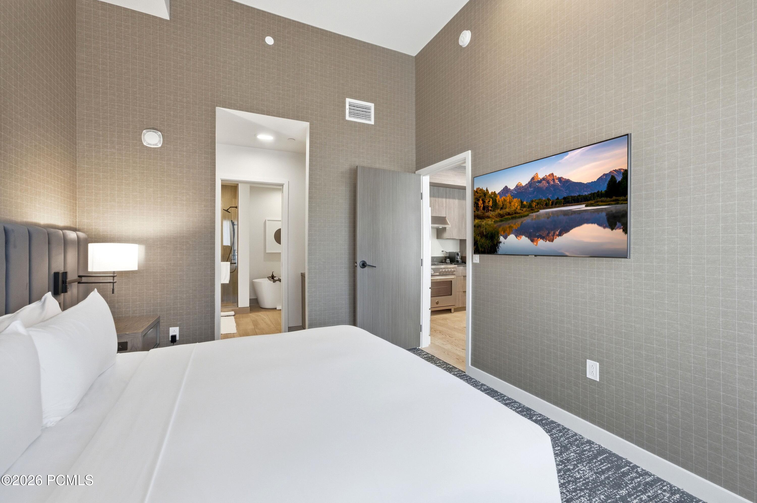 2417 W High Mountain Road 3605
