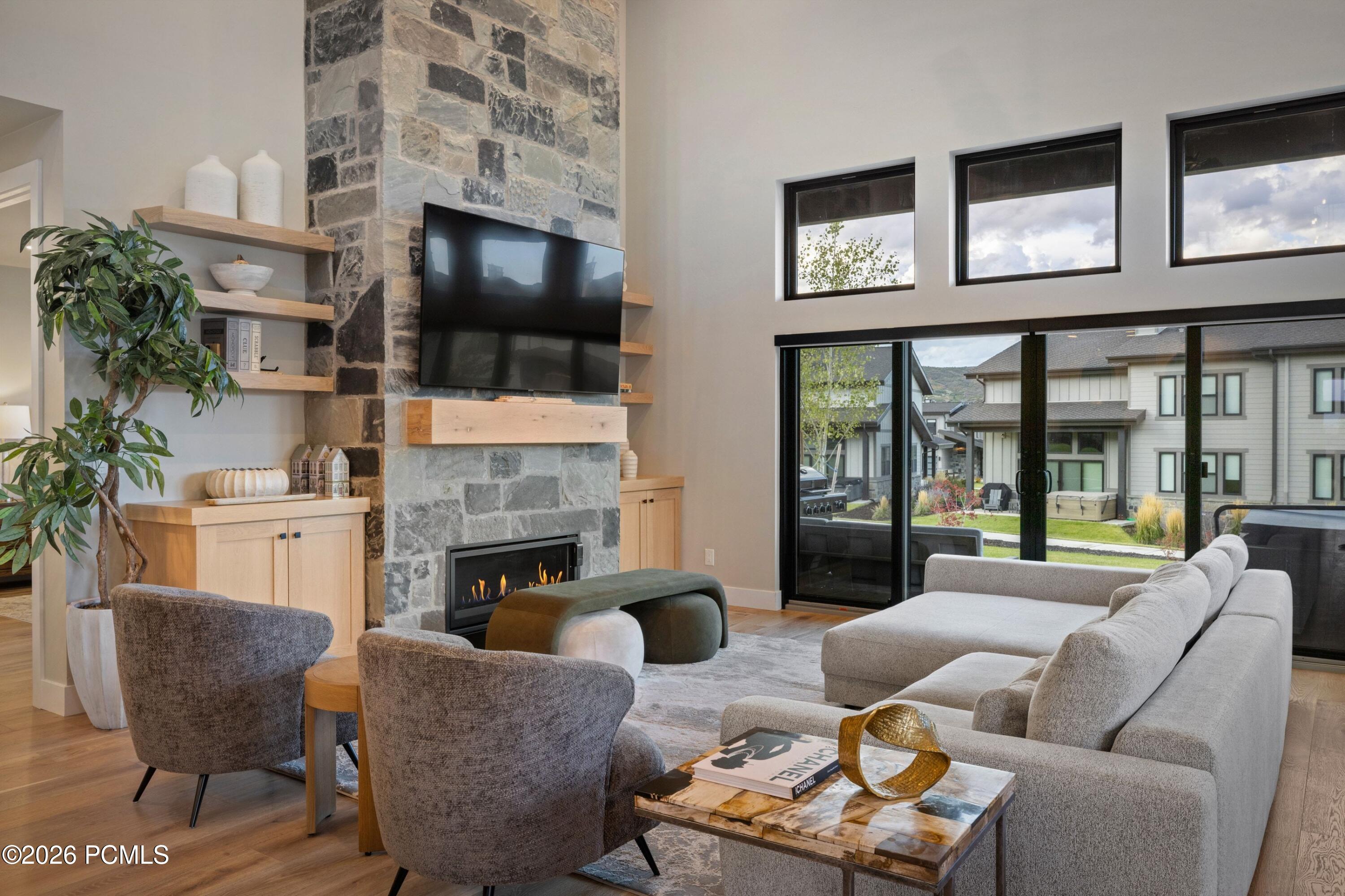 1012 W Vissen Way 78