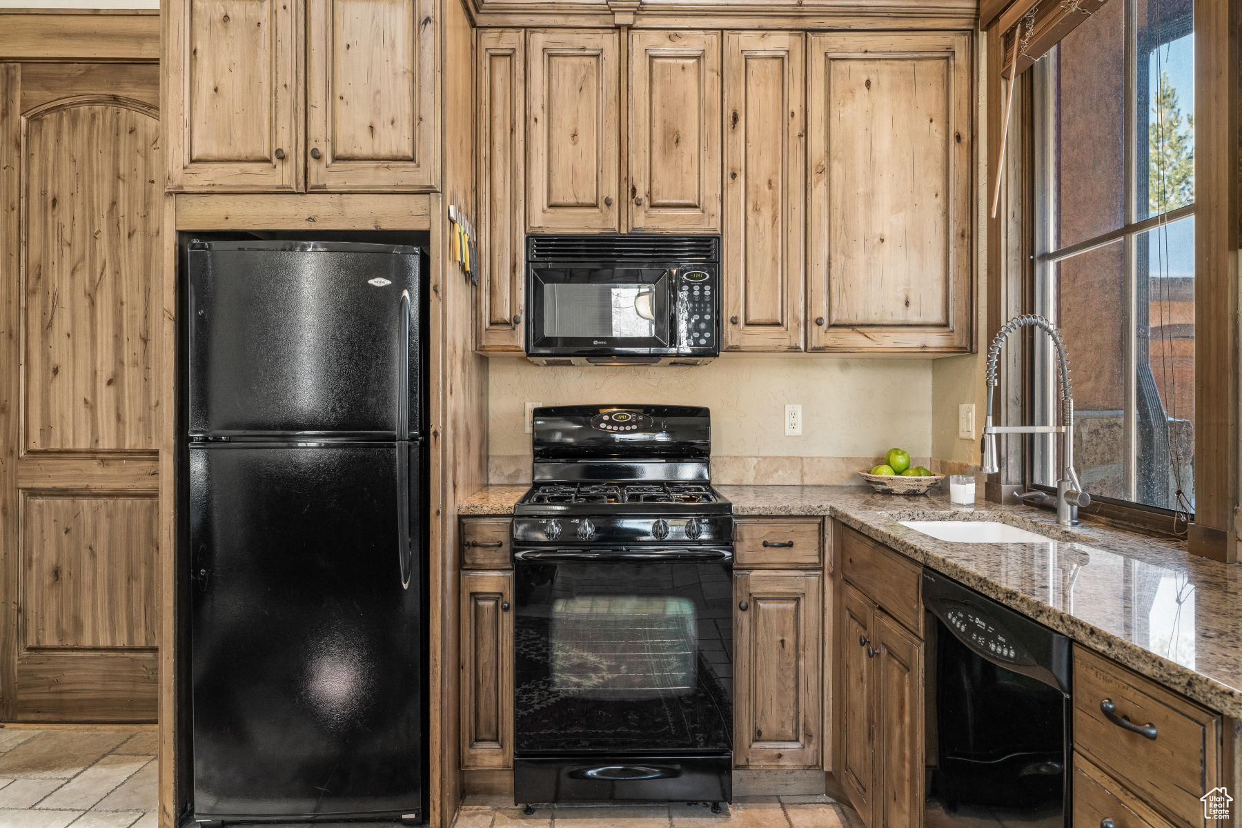 2702 ESTATES DR