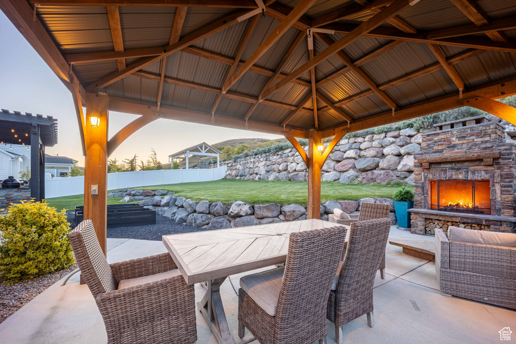528 W AUTUMN HILLS BLVD