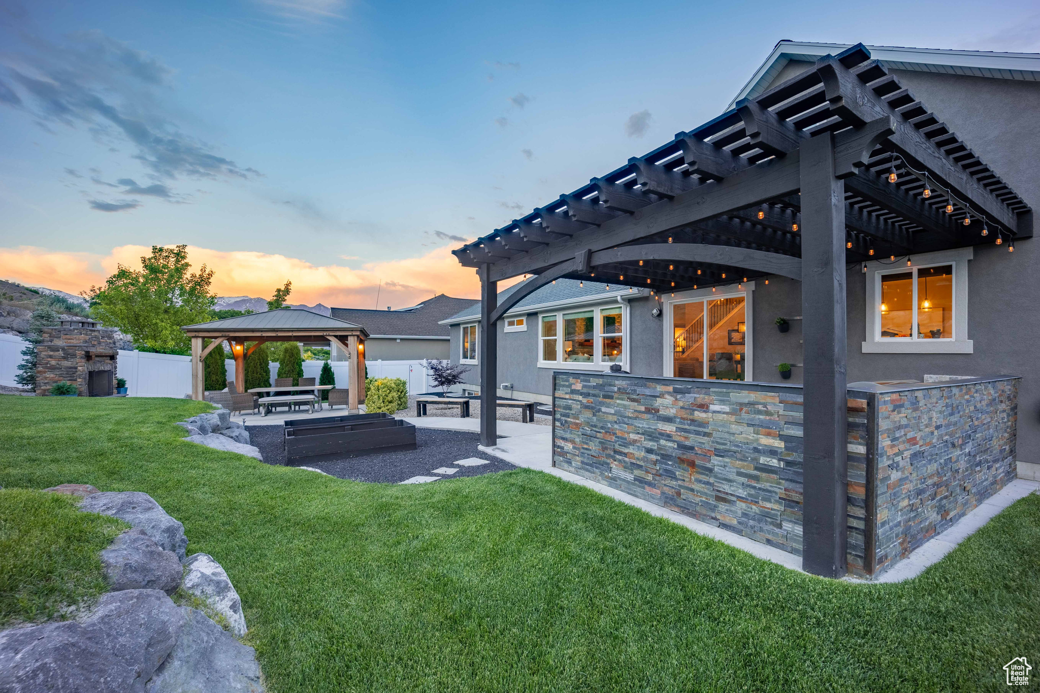 528 W AUTUMN HILLS BLVD