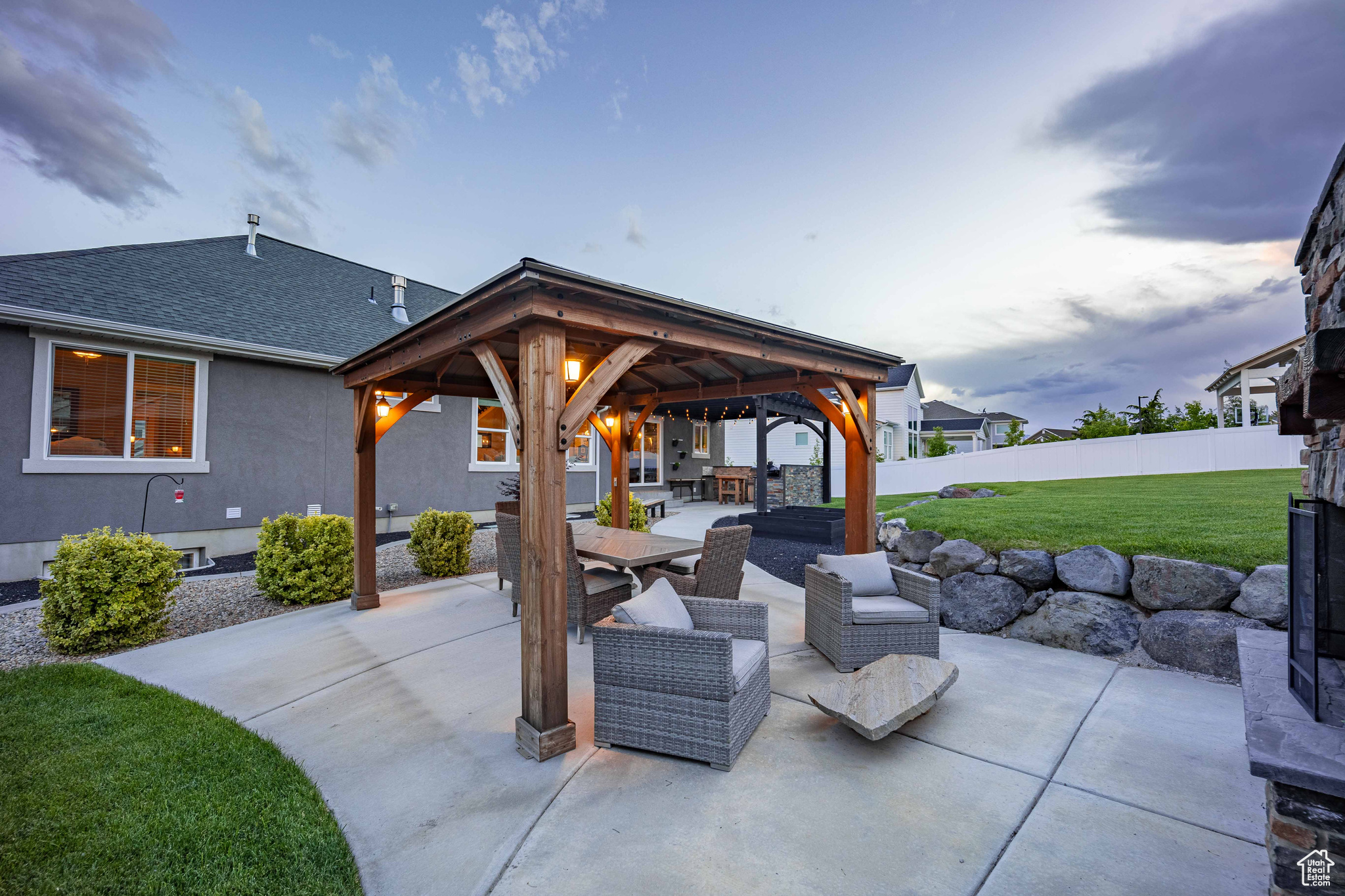 528 W AUTUMN HILLS BLVD