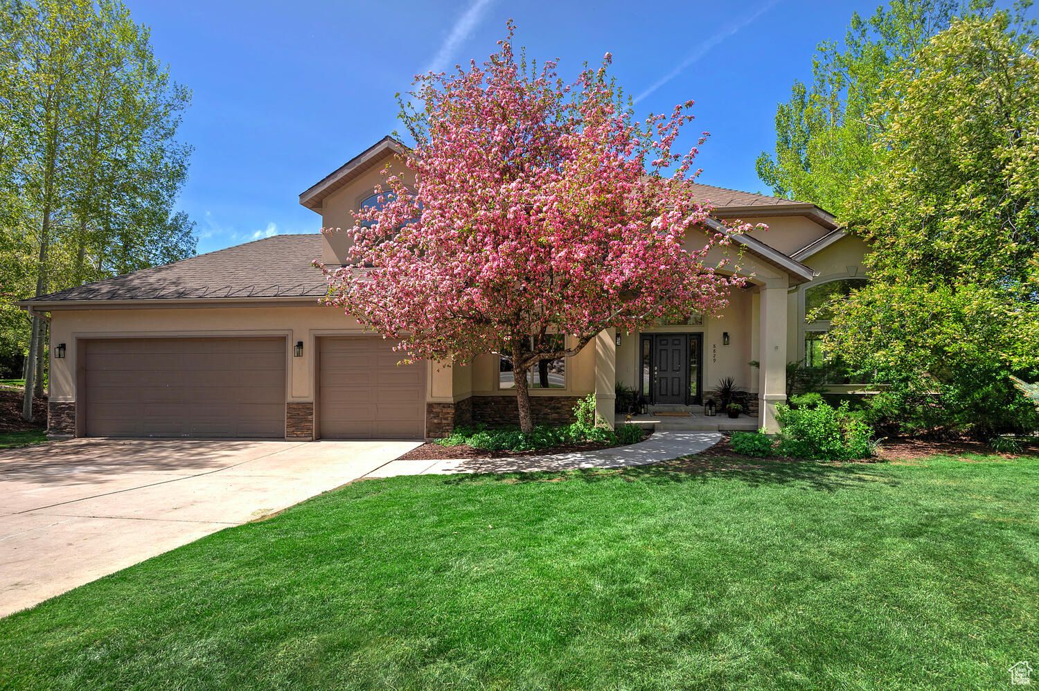 8829 N SACKETT DR