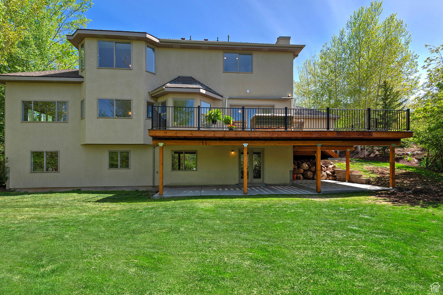 8829 N SACKETT DR