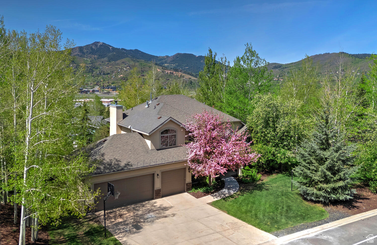 8829 N SACKETT DR