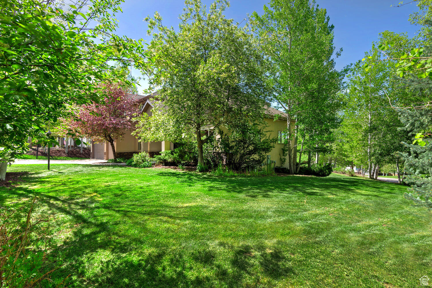 8829 N SACKETT DR