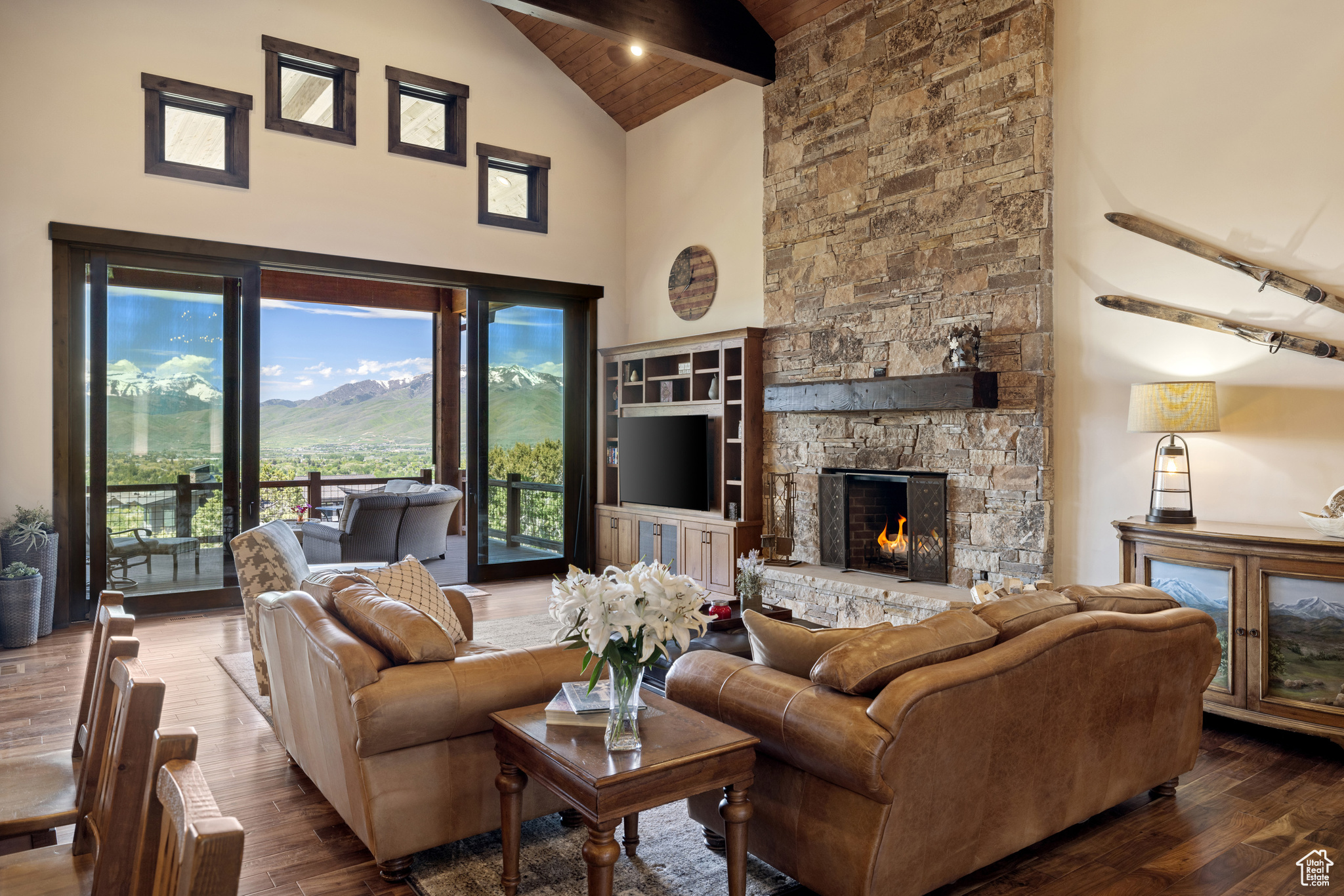 2306 E FLAT TOP DR