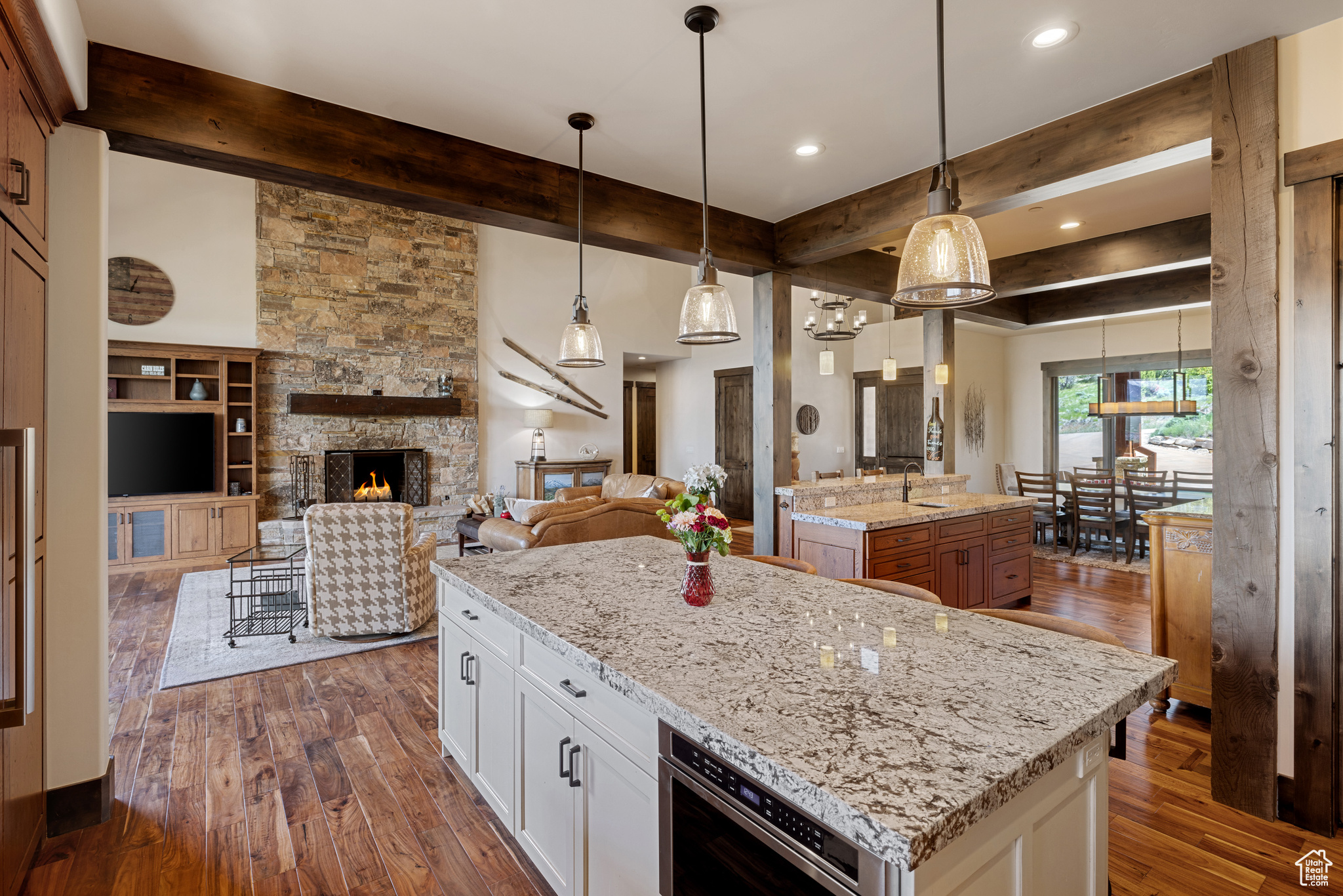 2306 E FLAT TOP DR