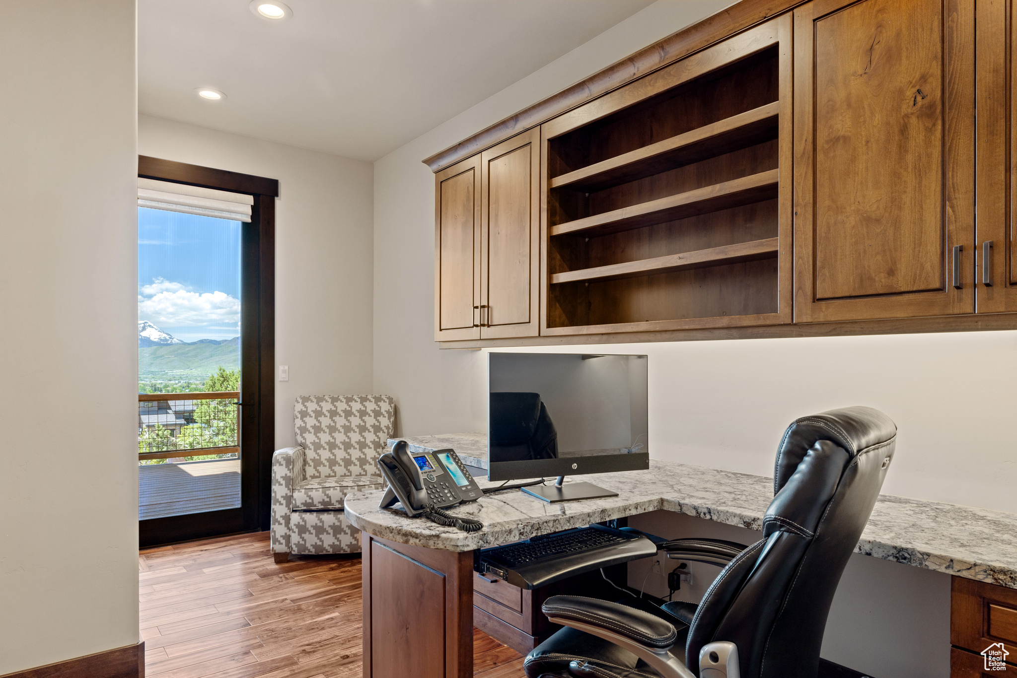 2306 E FLAT TOP DR