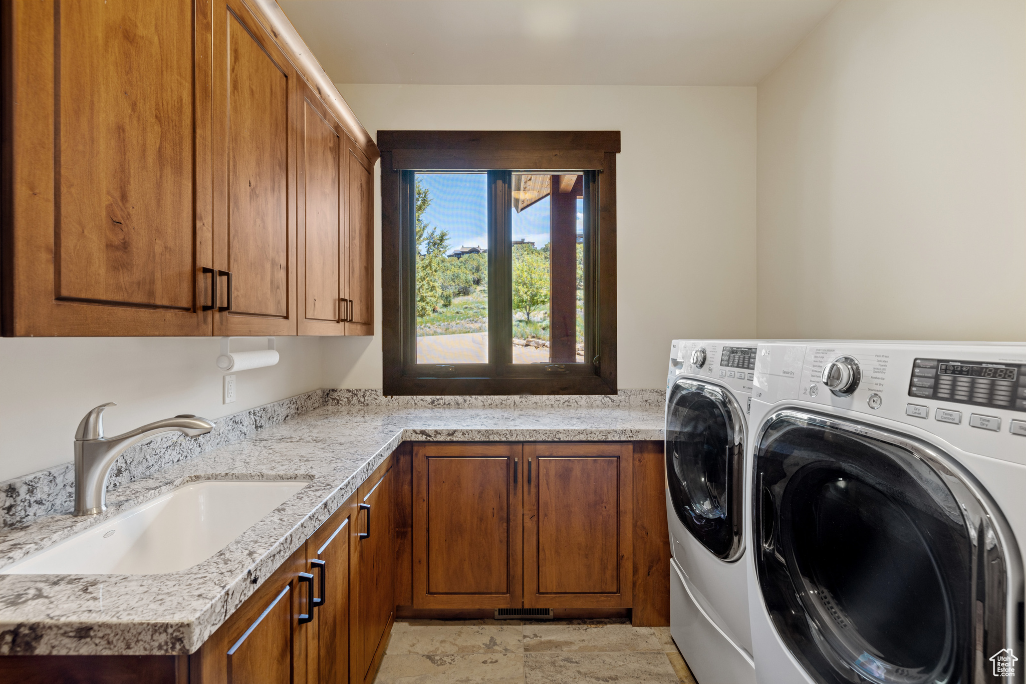 2306 E FLAT TOP DR