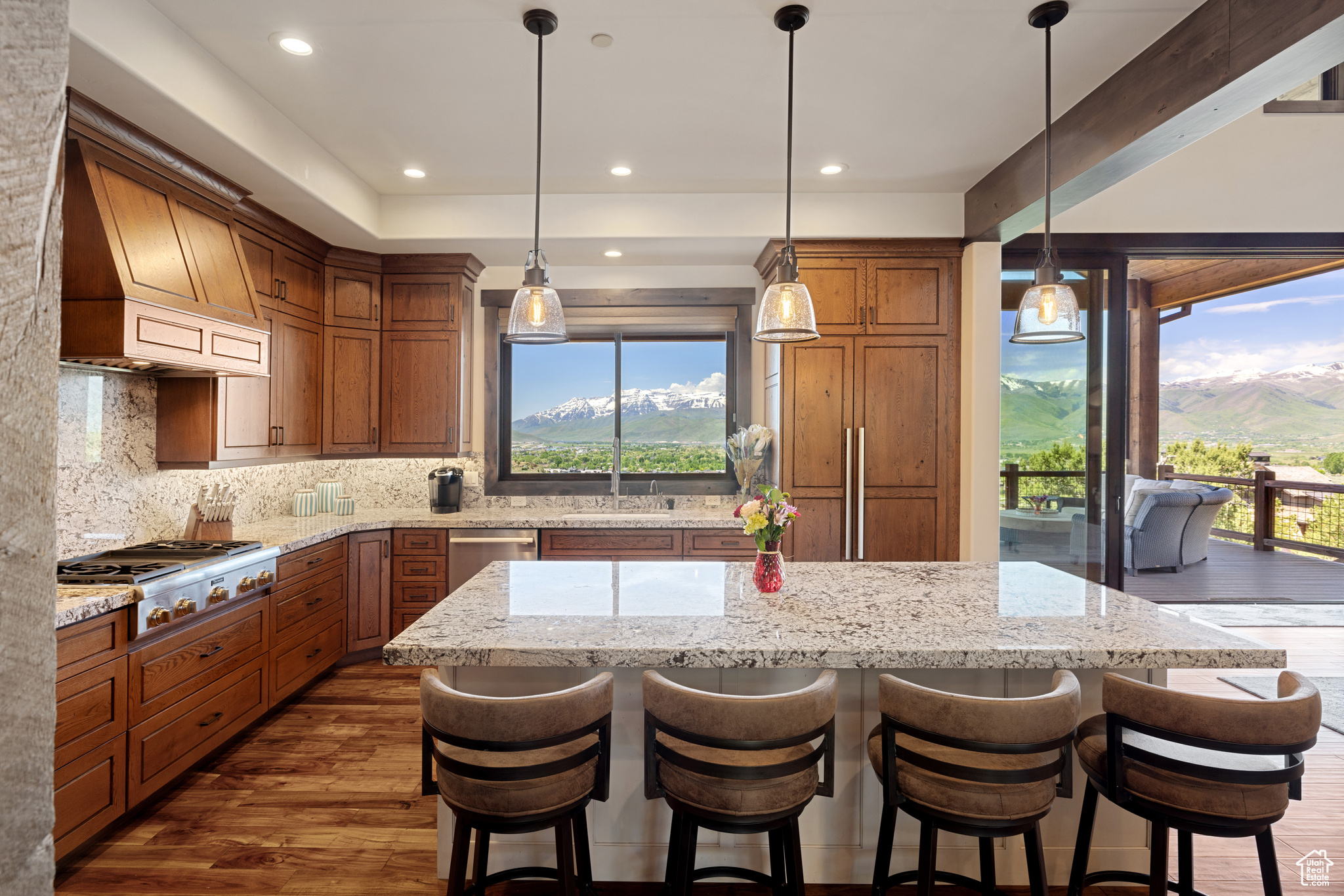 2306 E FLAT TOP DR