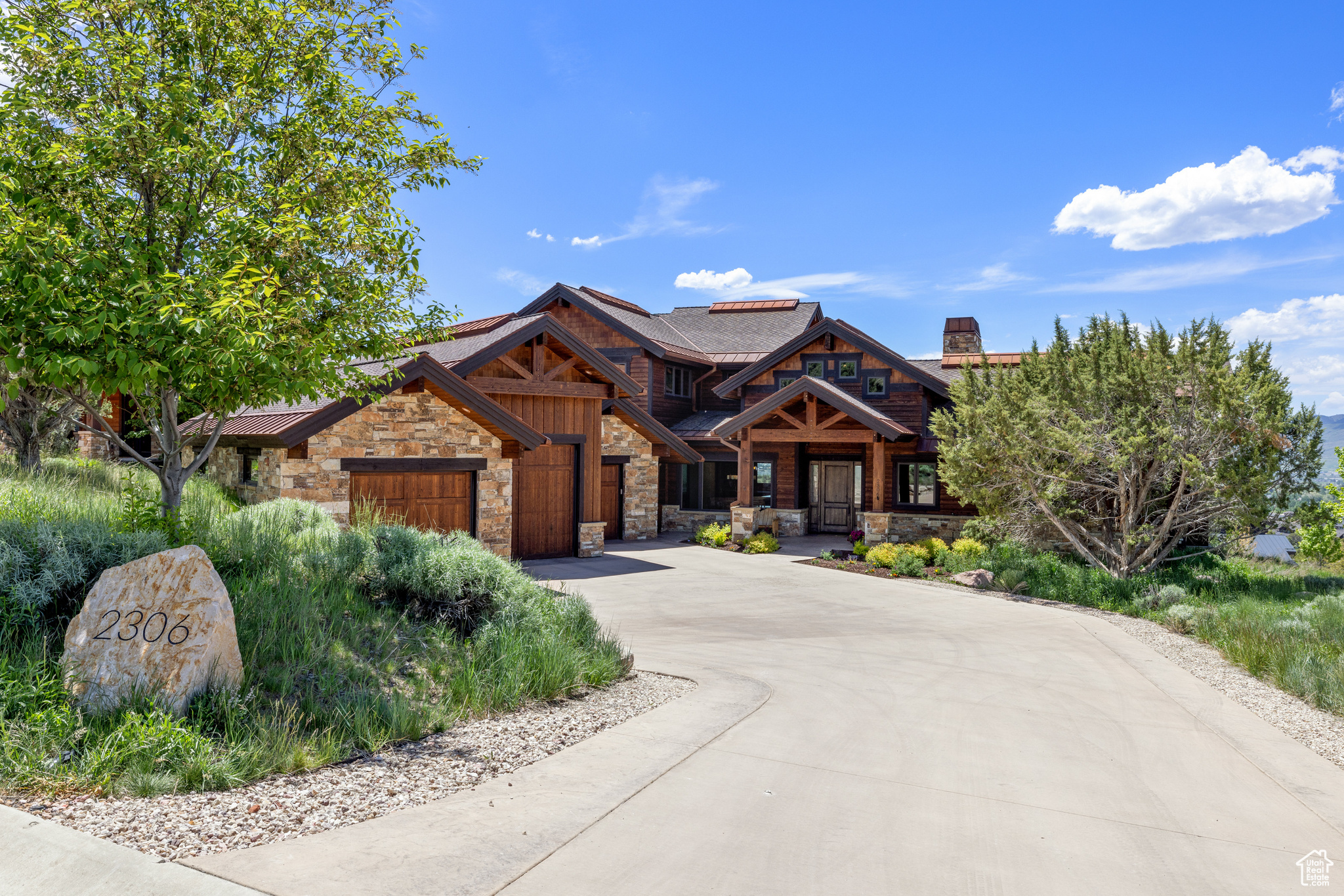 2306 E FLAT TOP DR