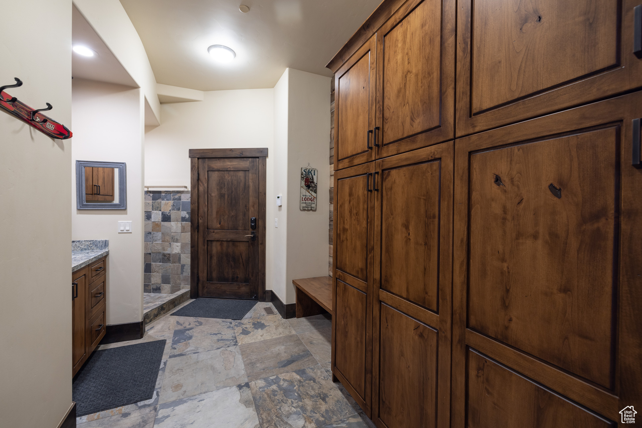 2306 E FLAT TOP DR