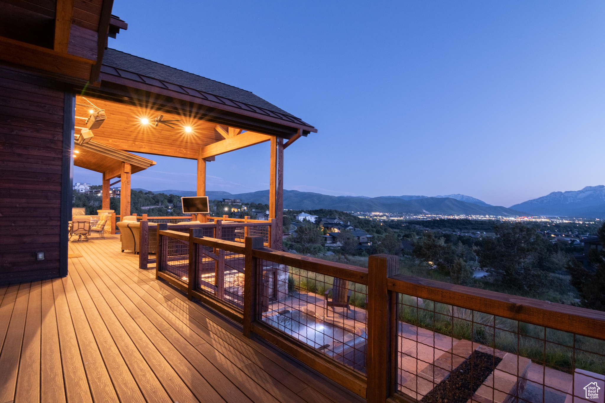 2306 E FLAT TOP DR