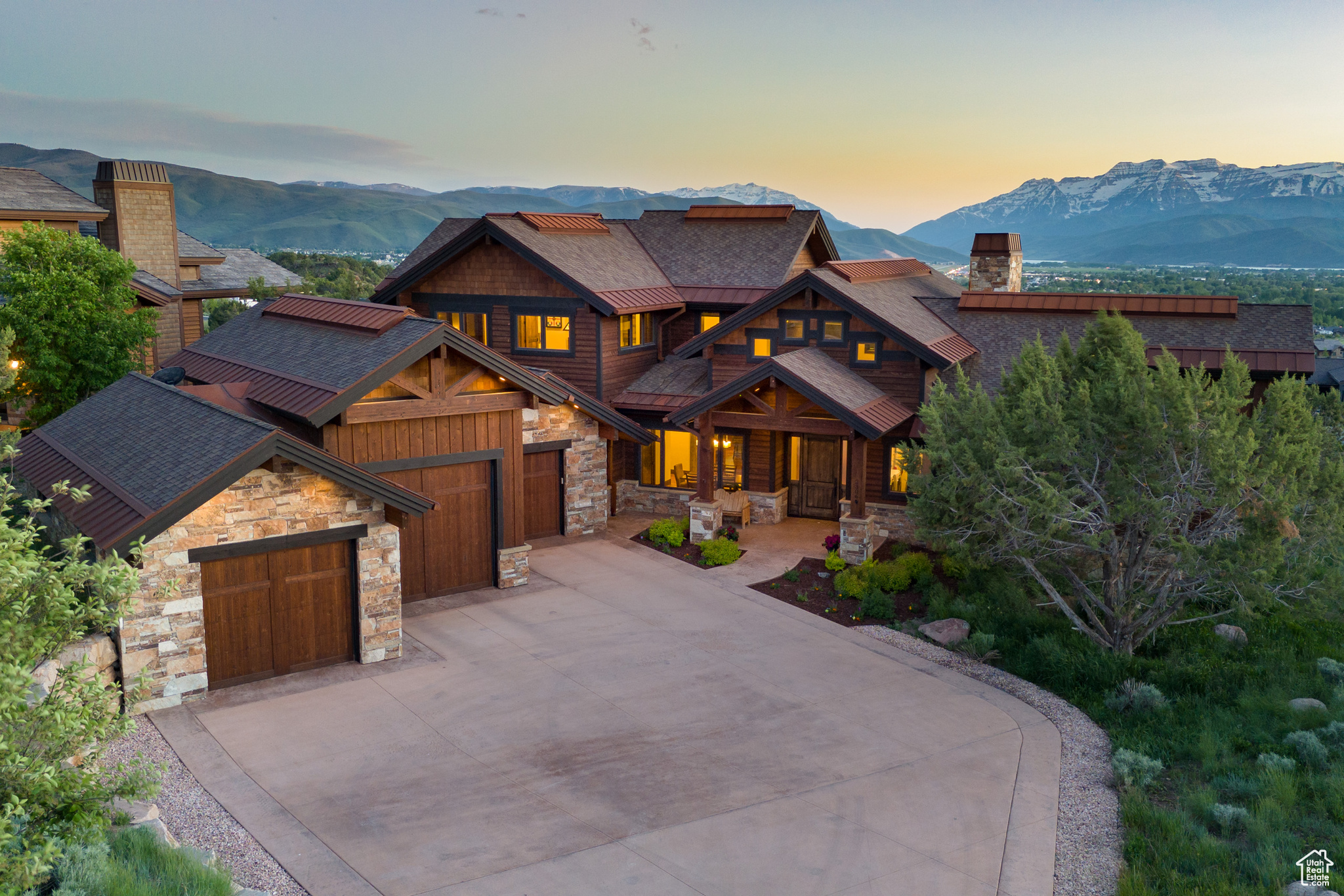 2306 E FLAT TOP DR