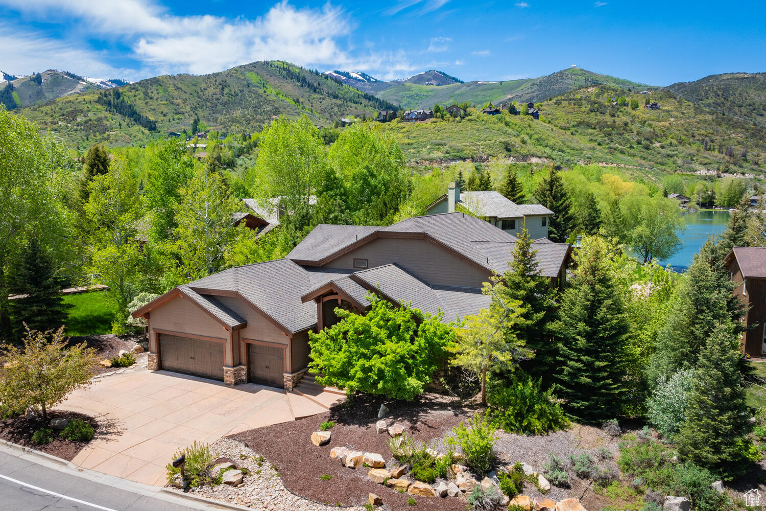 4825 N SILVER SPRINGS DR