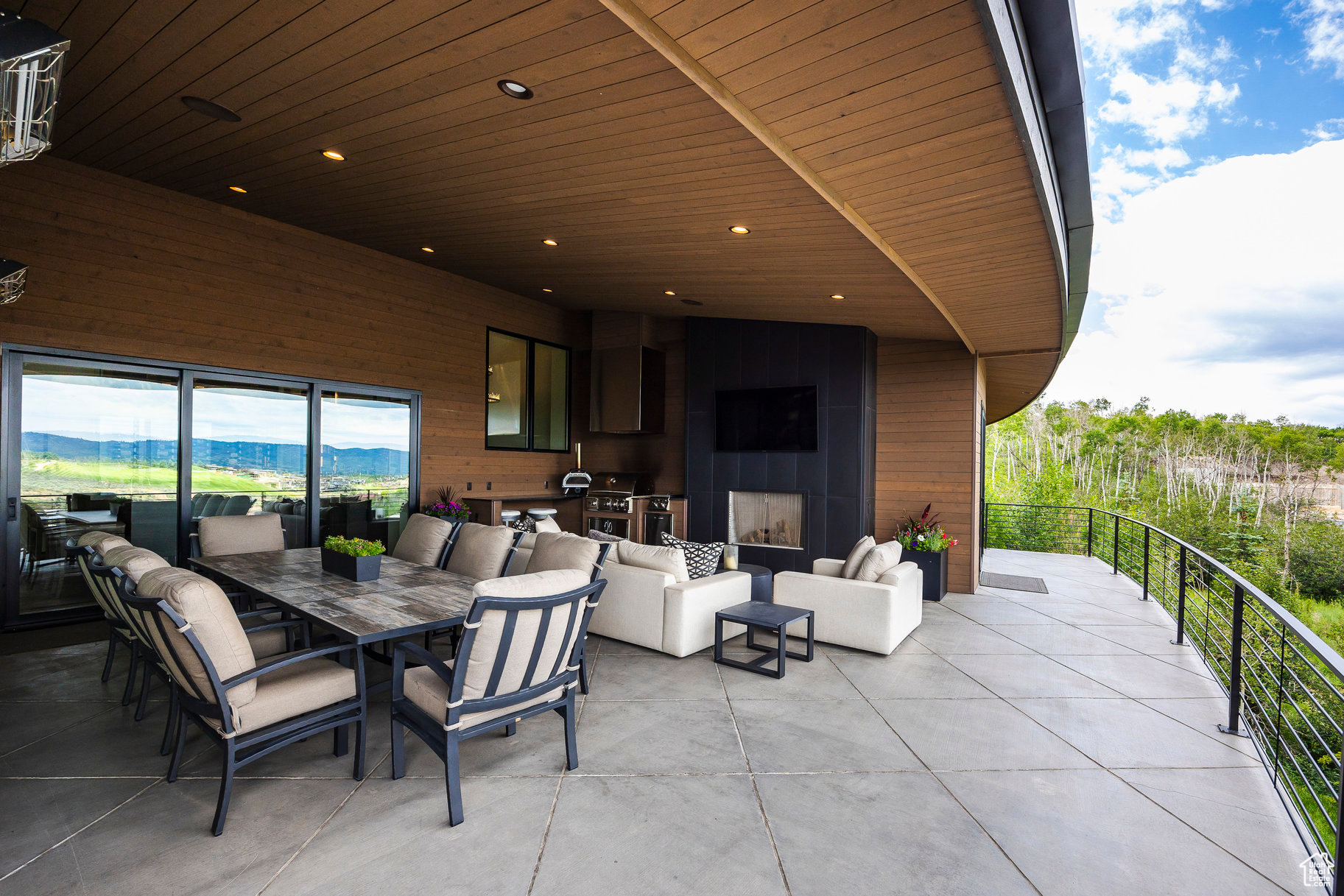 3699 E ASPEN PT