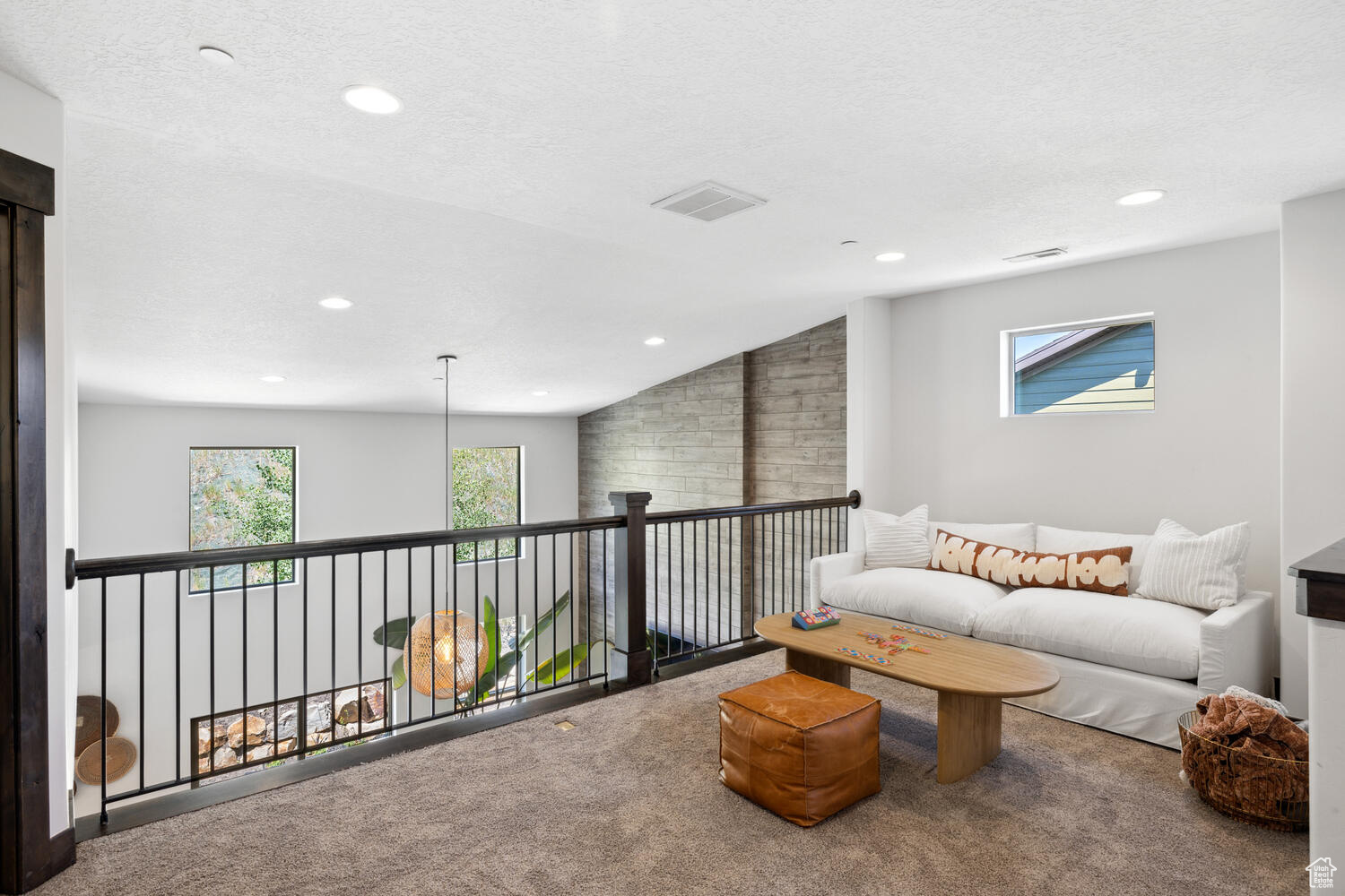 1043 W ABIGAIL DR