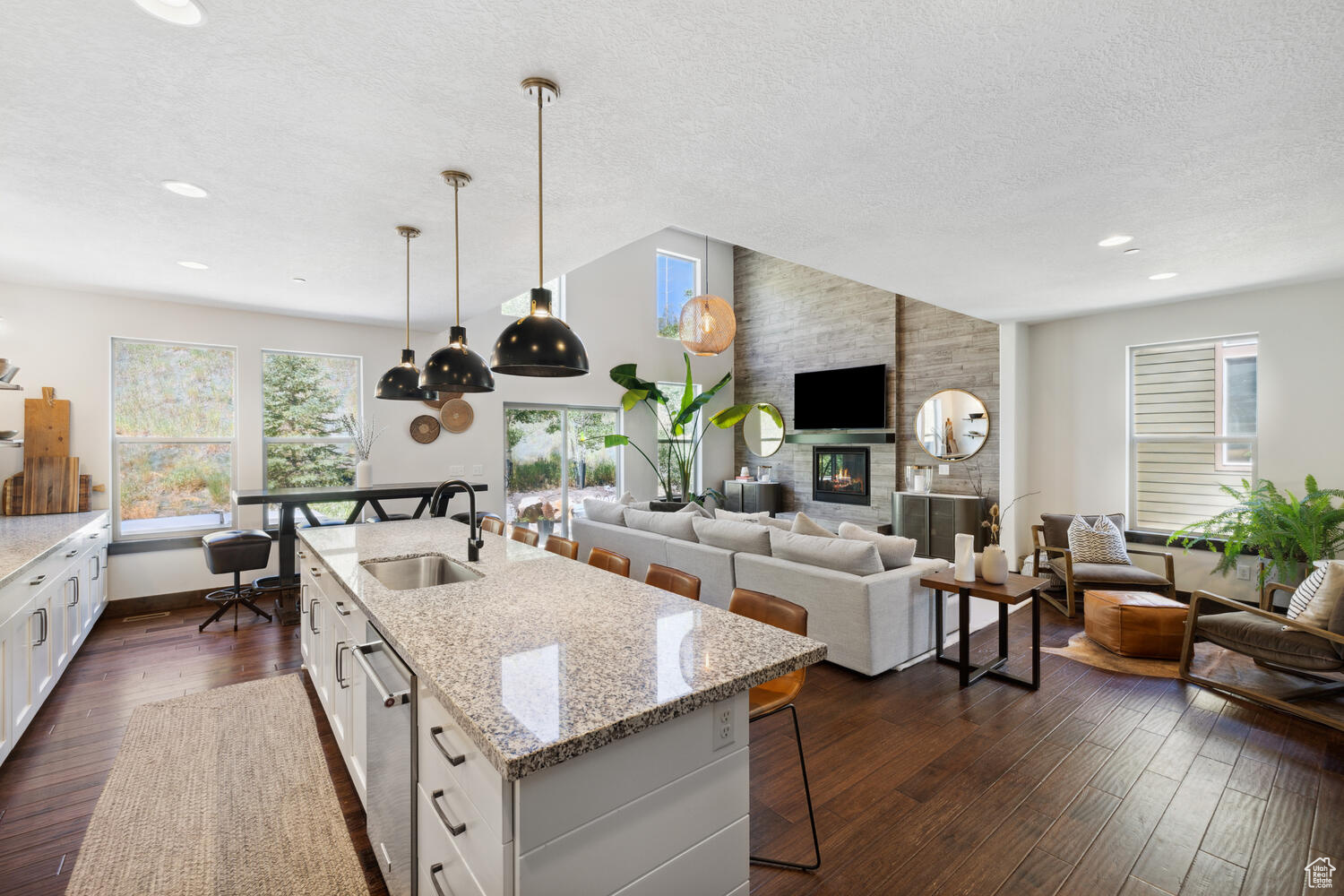 1043 W ABIGAIL DR