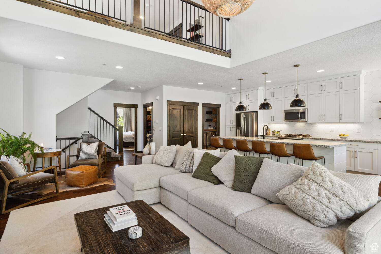 1043 W ABIGAIL DR