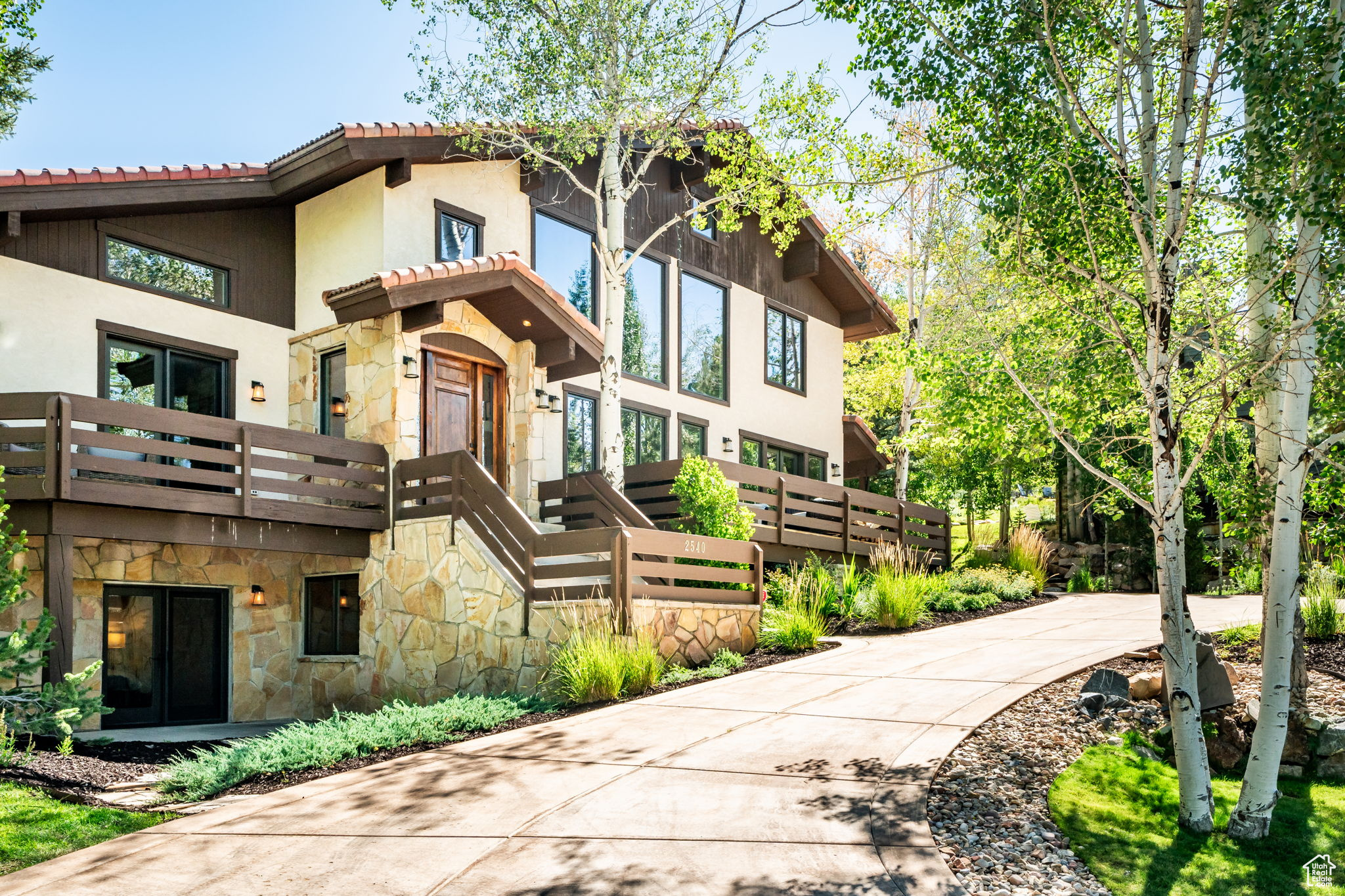 2540 QUEEN ESTHER DR