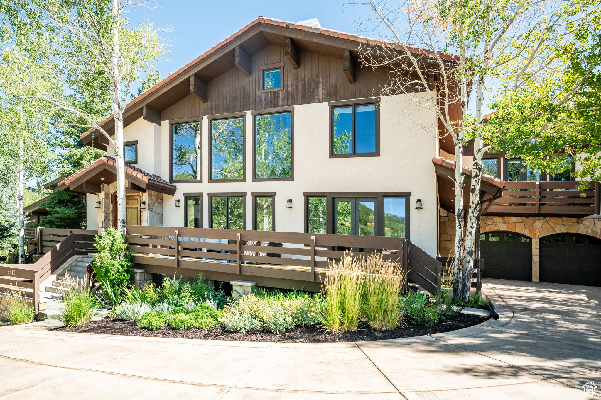 2540 QUEEN ESTHER DR