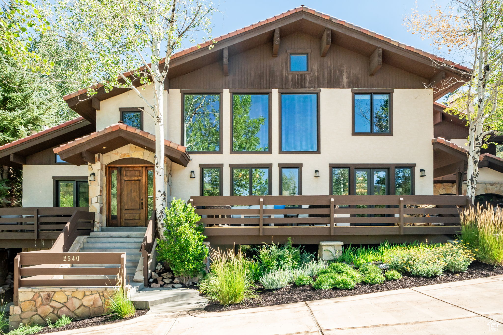 2540 QUEEN ESTHER DR