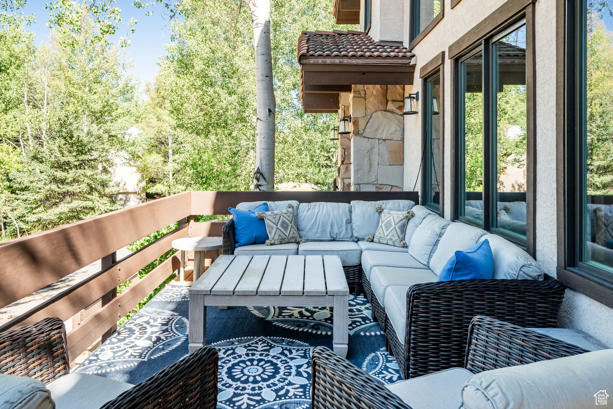 2540 QUEEN ESTHER DR