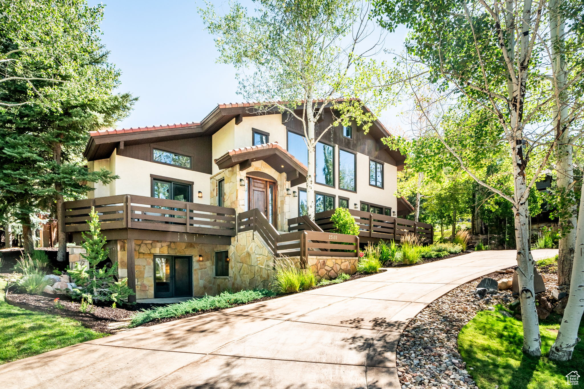 2540 QUEEN ESTHER DR
