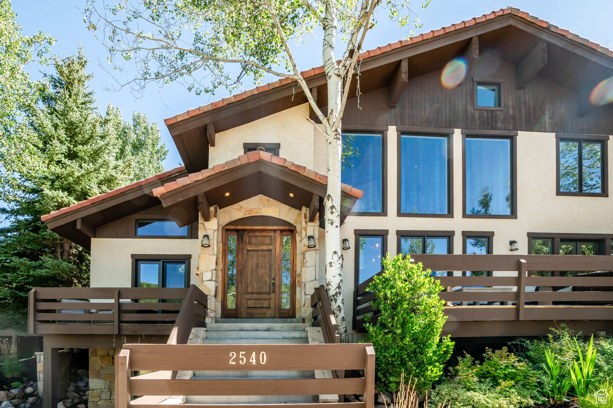 2540 QUEEN ESTHER DR