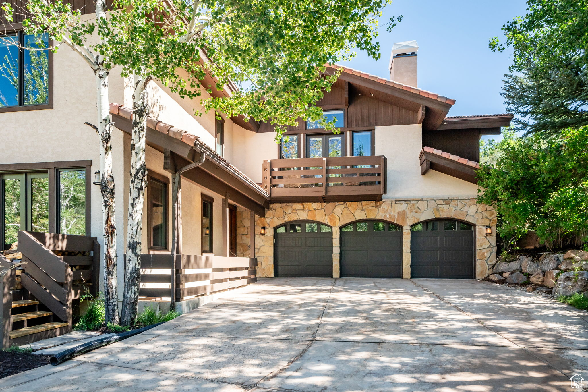 2540 QUEEN ESTHER DR