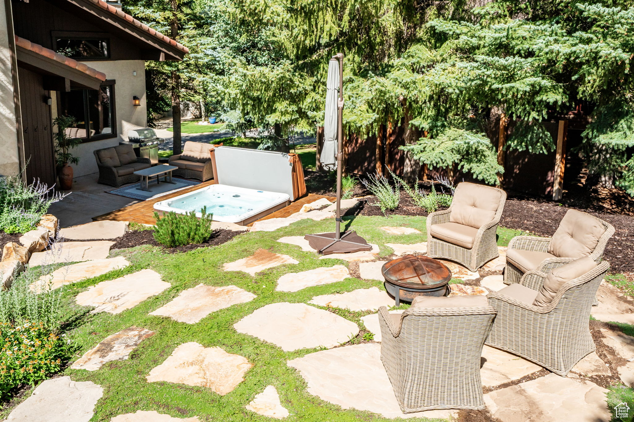 2540 QUEEN ESTHER DR