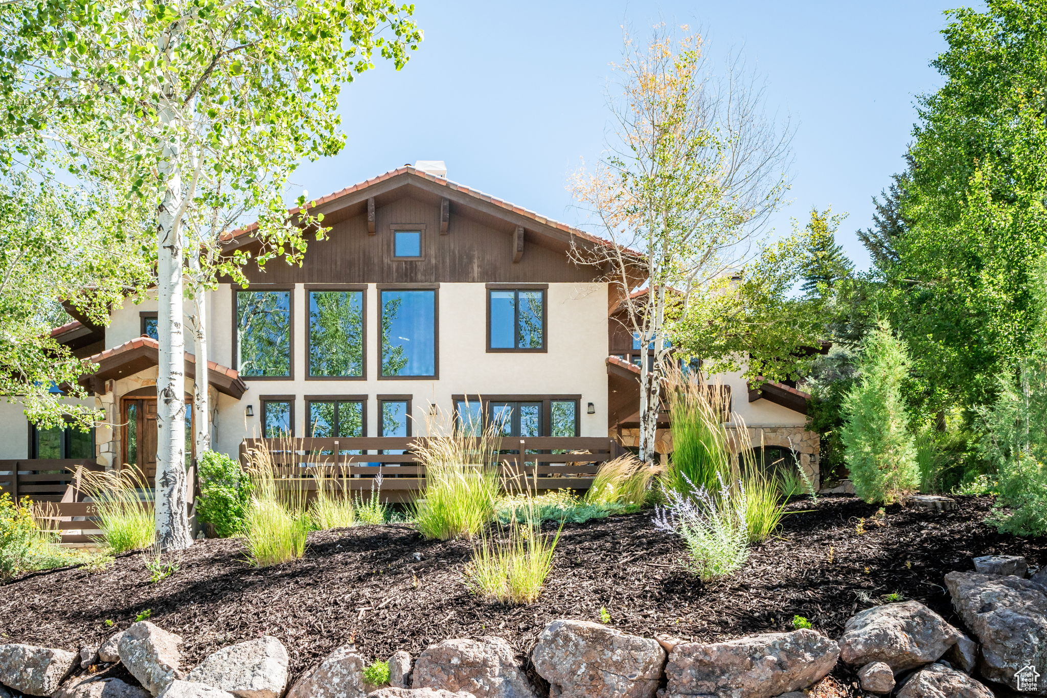 2540 QUEEN ESTHER DR