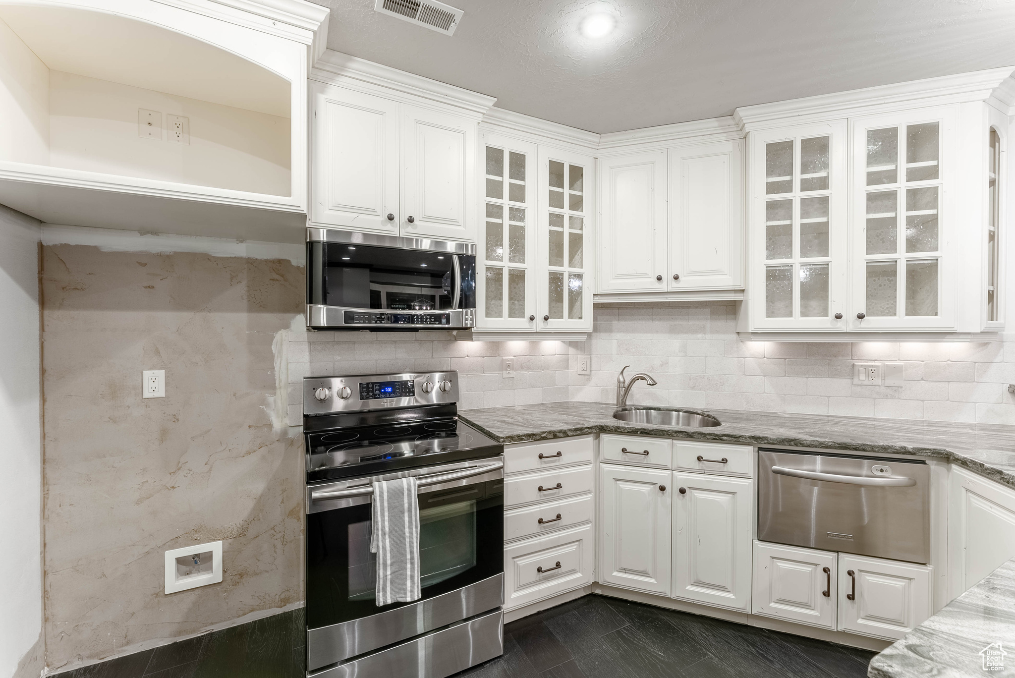11 BENTBROOK LN