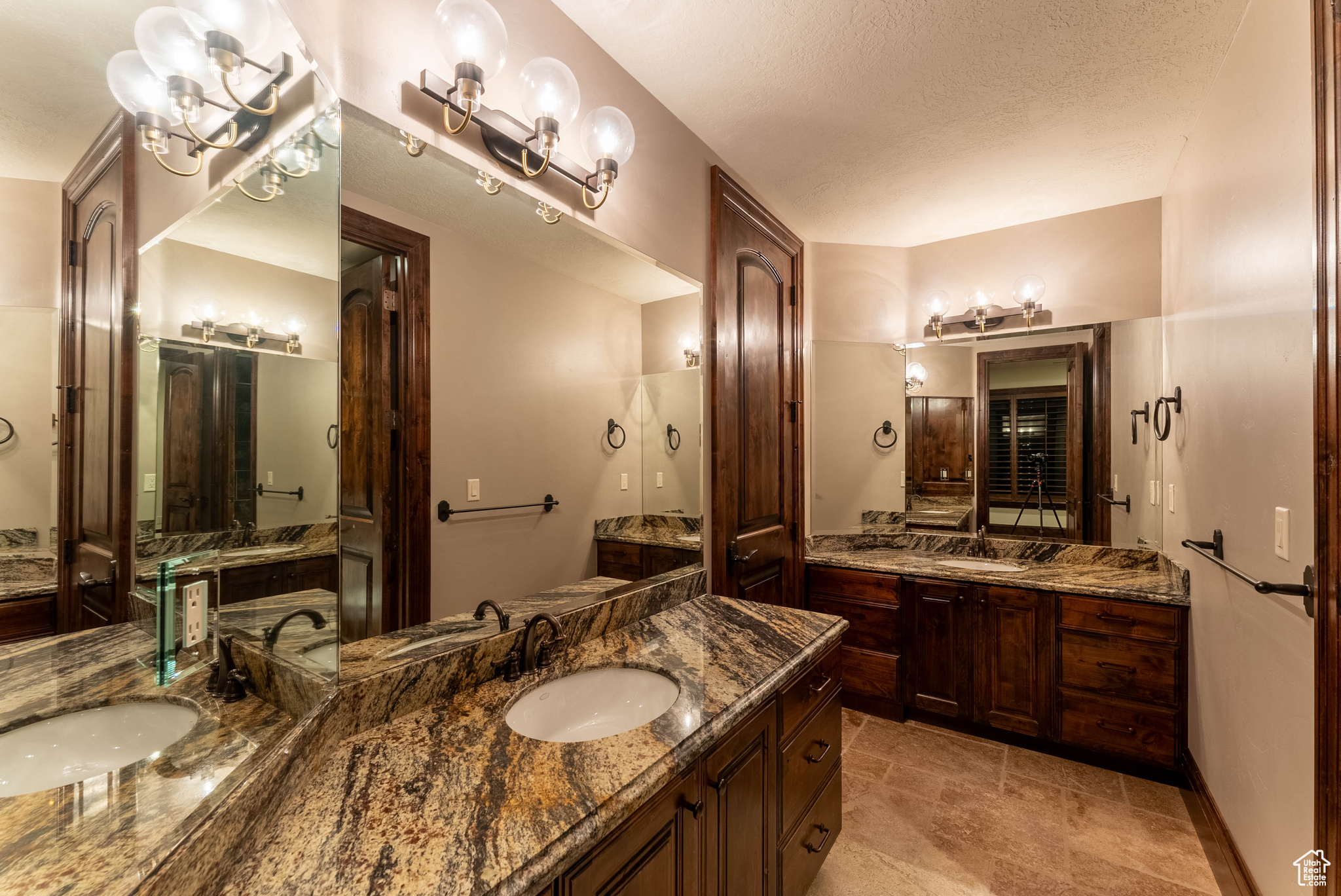 11 BENTBROOK LN