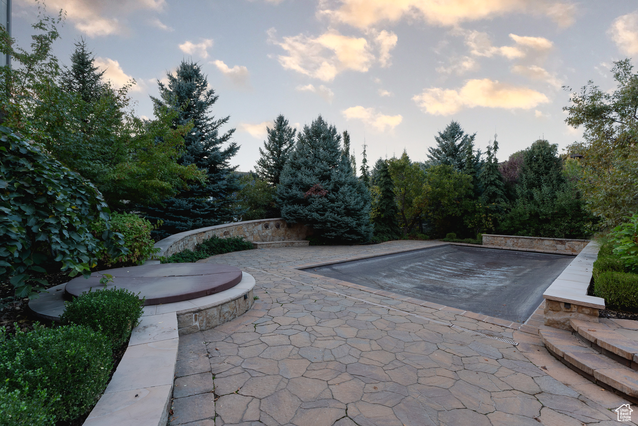 11 BENTBROOK LN